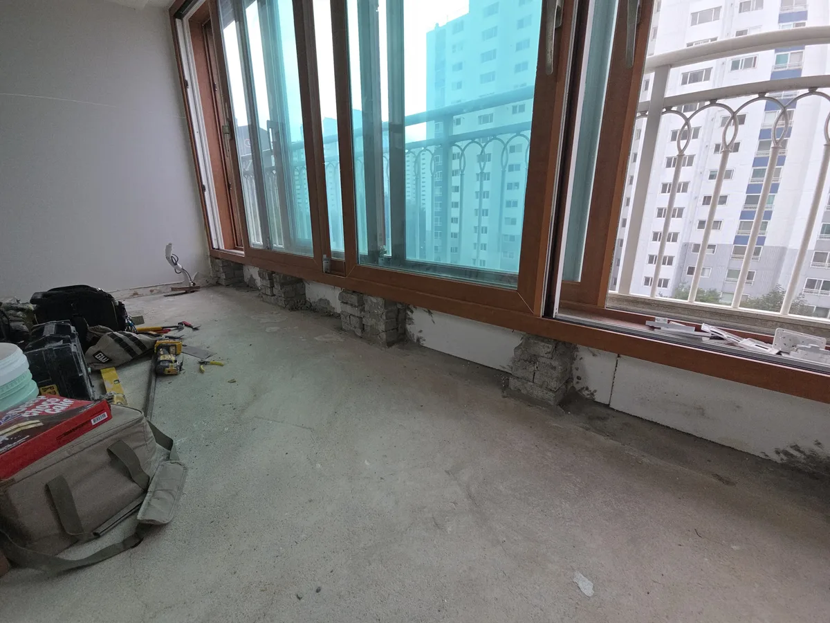 안성 베란다 확장부 벽면 철거 및 단열재 시공 현장 사진